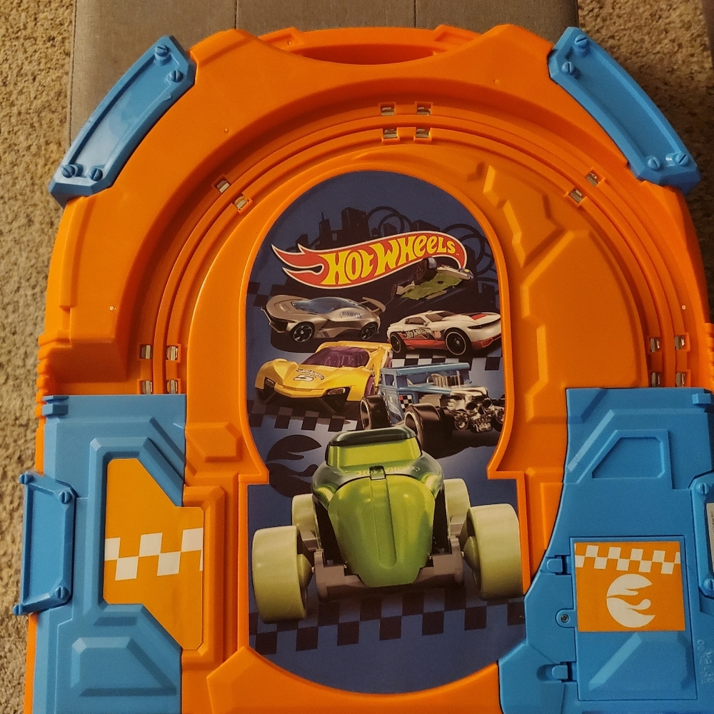 The Hot Wheels Foldaway Instant Slot Car Raceway